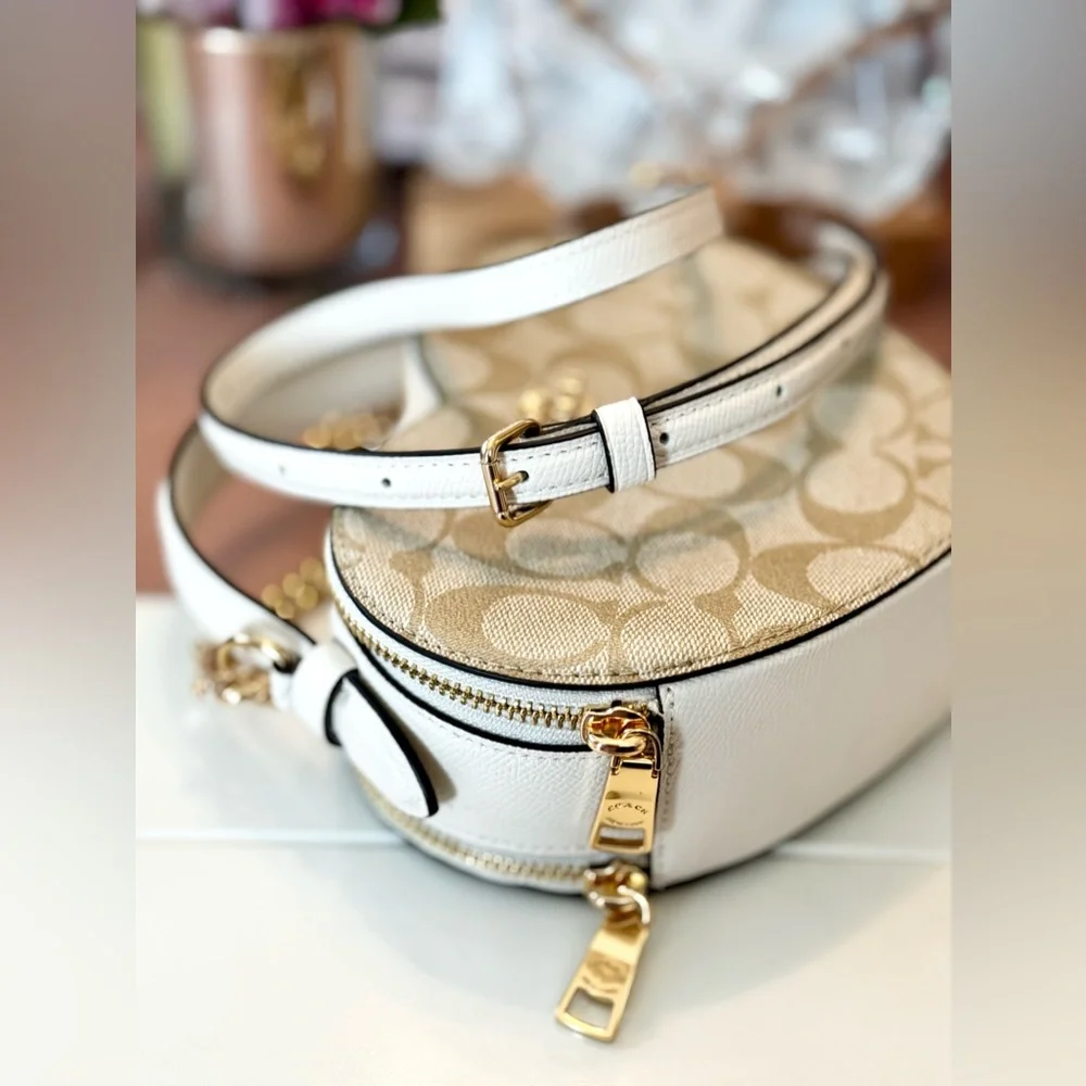 New Coach Heart Crossbody Bag - Picture 9 of 10
